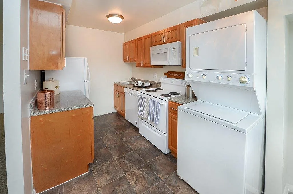 Warwick Terrace Apartment Homes — Photo 2