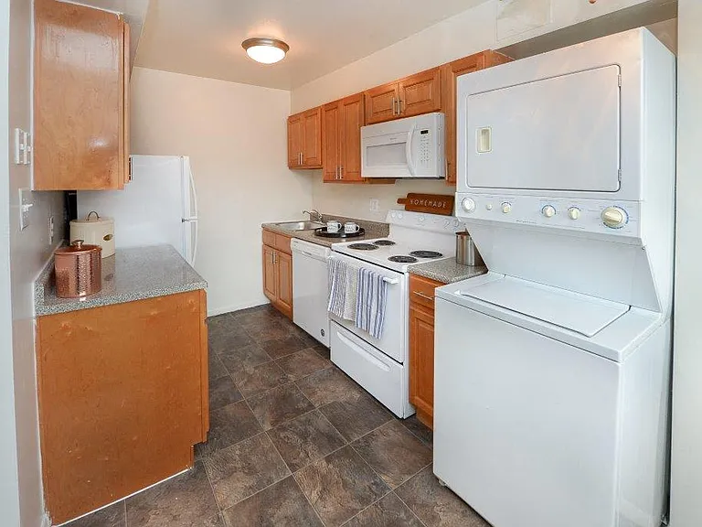 Warwick Terrace Apartment Homes — Photo 2