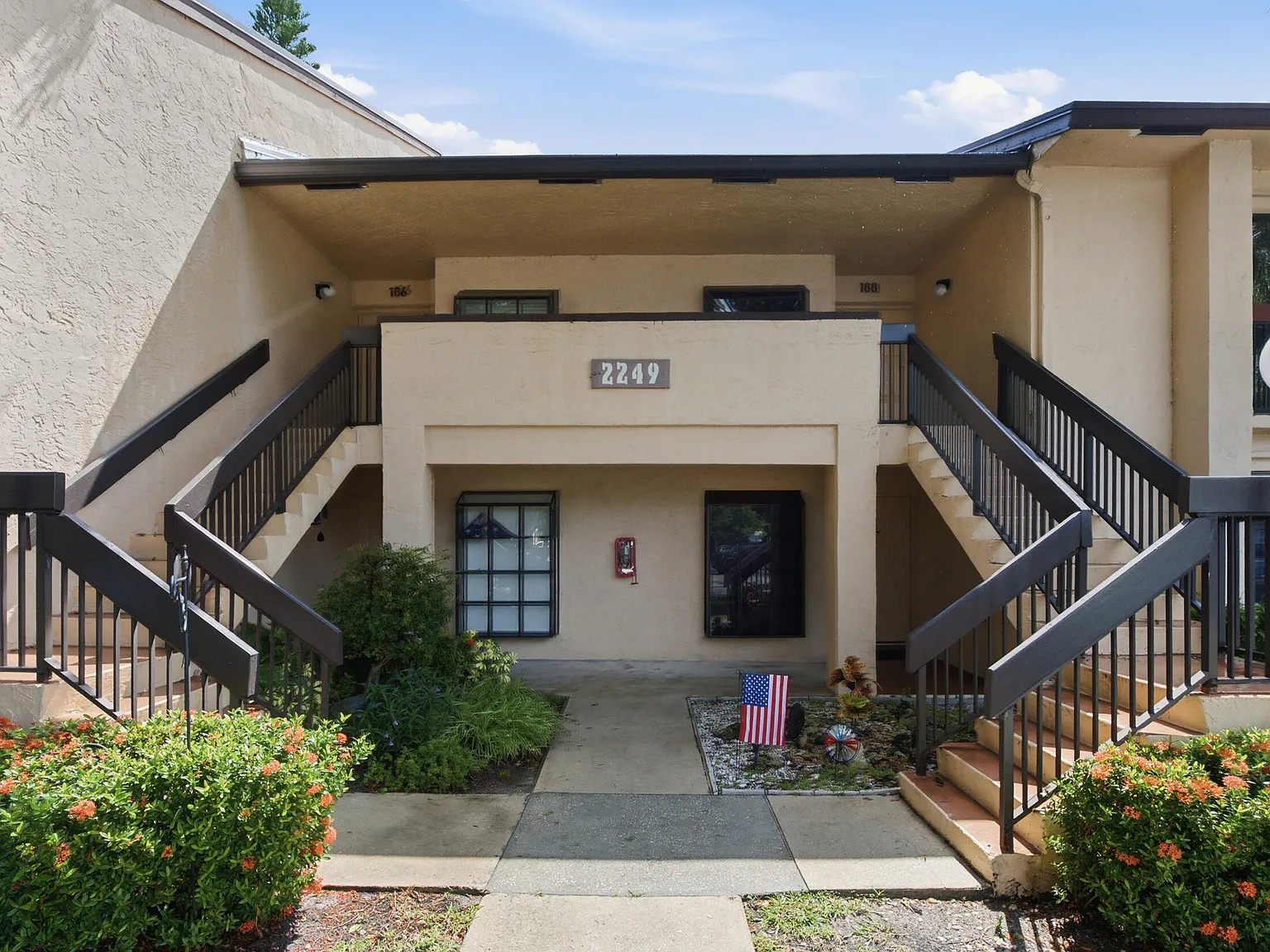 2 bed, 2.0 bath, 1100 sqft, $2,500 — Photo 2