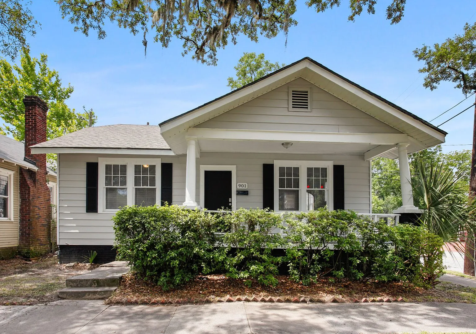 Large 2BR/1BA Downtown Home Walking Distance to Forsyth Park and Daffin Park — Photo 1