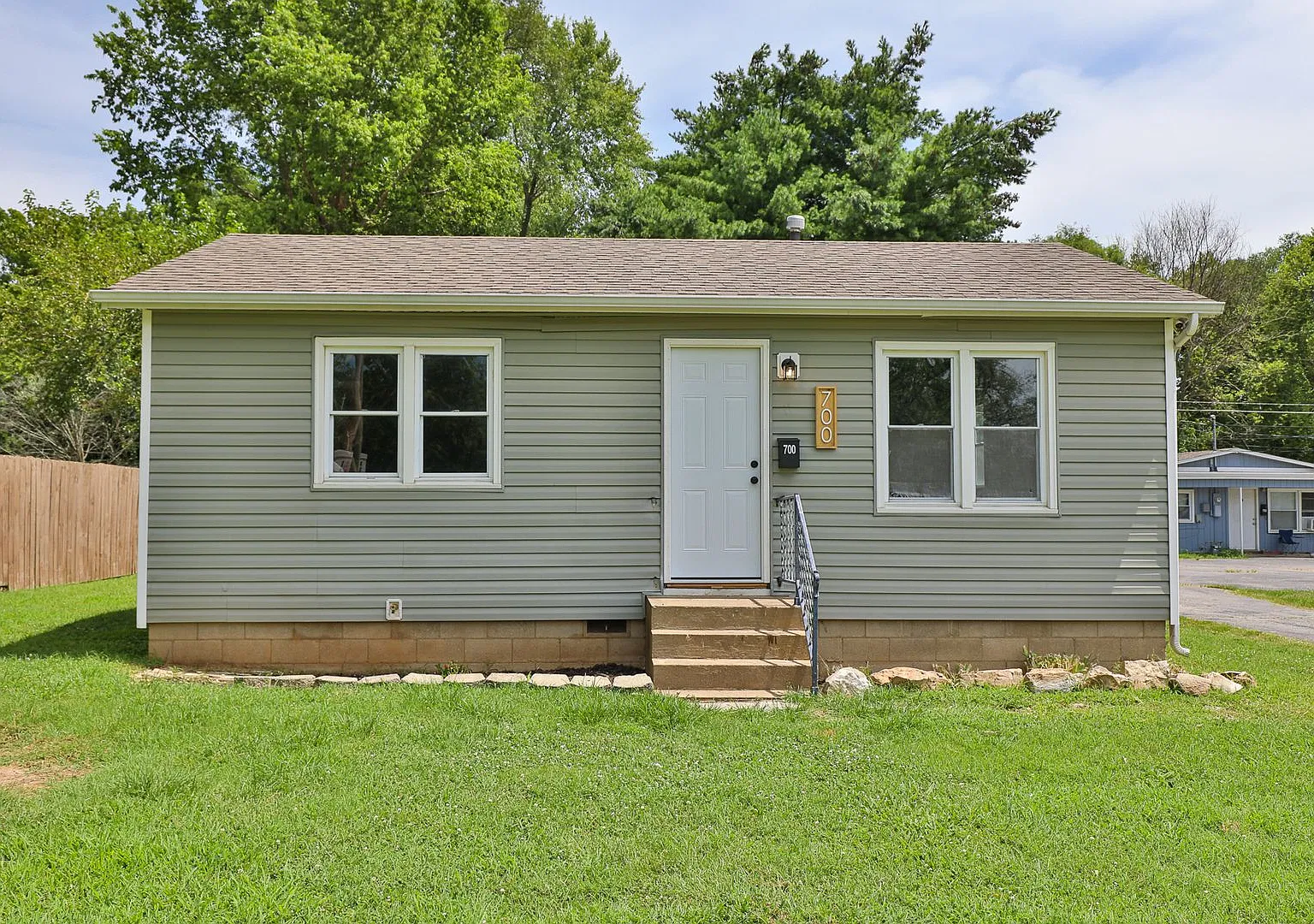 1 Bedroom | 1 Bathroom | House With Carport | Located On A Quiet Street| Lawn Care And Trash Incl... — Photo 3