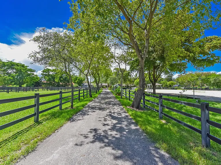 2040 Appaloosa Trl — Photo 2