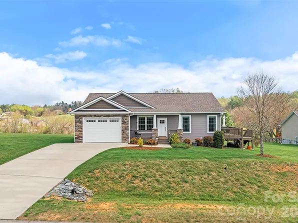 223 River Breeze Ln, Etowah, NC 28729