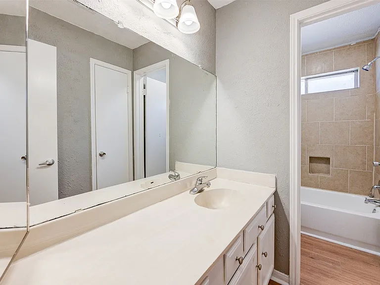 11602 Lennington Ln — Photo 16