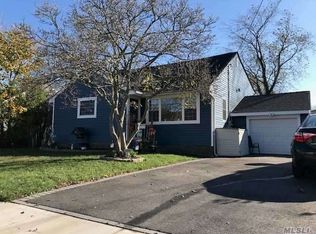 16 Blanchard St, West Babylon, NY 11704