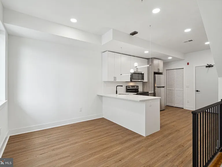 528 W Berks St #1 — Photo 13