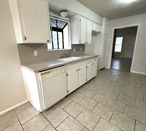 3rd image of 2470 Oak Park