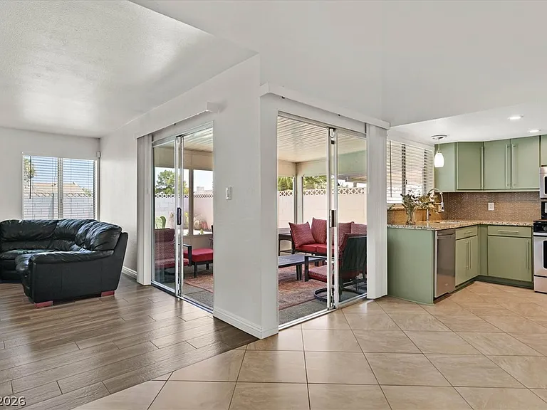 3956 Clear View Dr — Photo 6