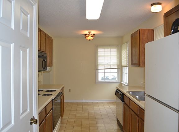 Kitchen & Eating Area