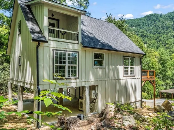 168 Fall Creek Dr, Chimney Rock, NC 28720