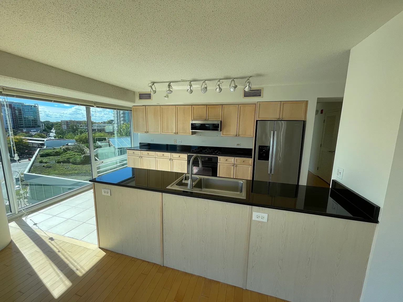 3 bed, 1680 sqft, $4,600 — Photo 4