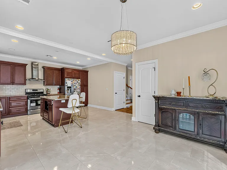 809 Edgewood Ln — Photo 12