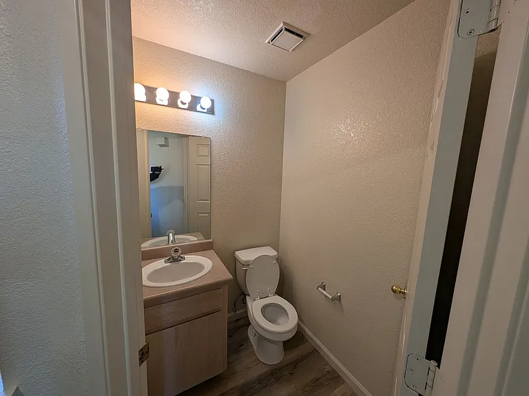1023 Burton Dr — Photo 5
