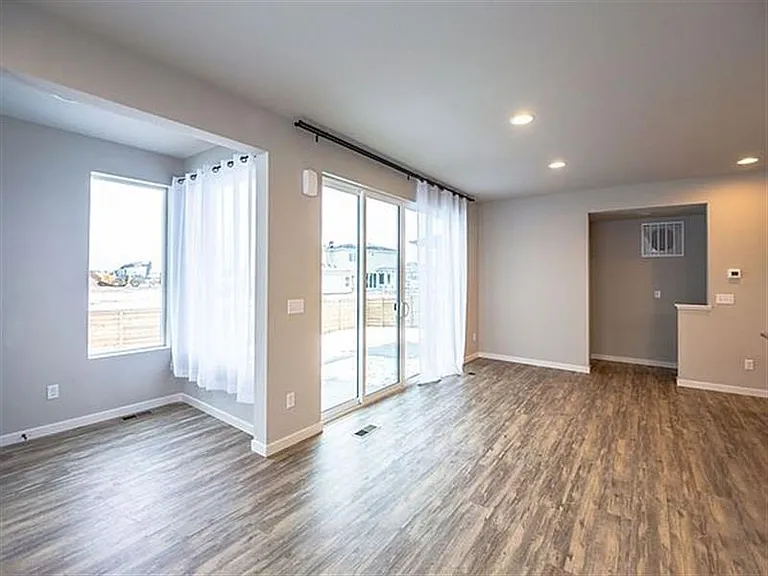 2633 Conquest St S — Photo 5