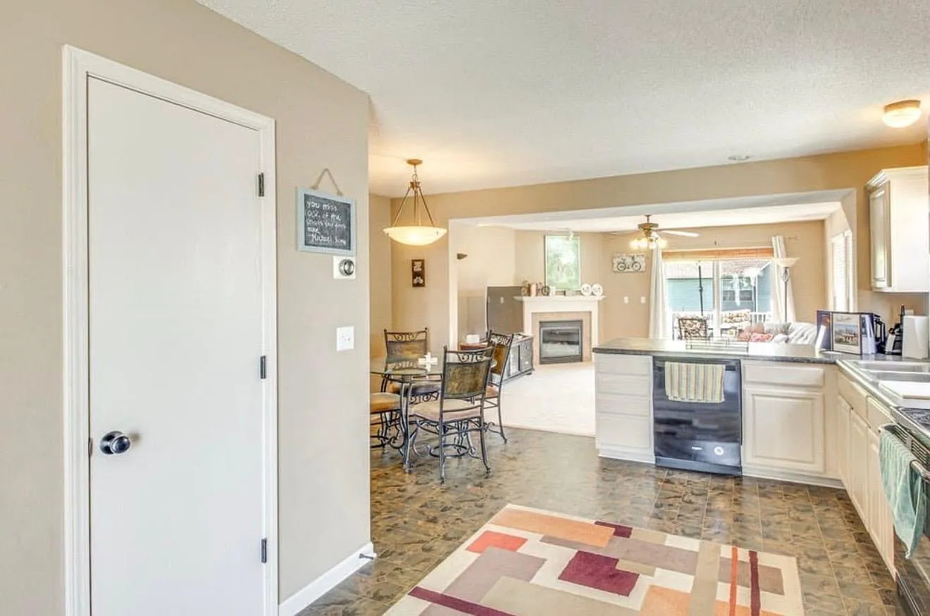 4 bed, 3.5 bath, 2400 sqft, $2,450 — Photo 2