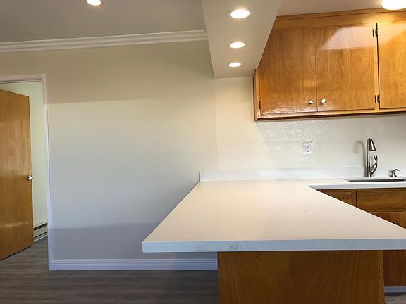 3rd image of 304 Richmond Dr #3
