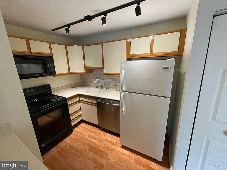 1025 N Madison St #105 — Photo 3