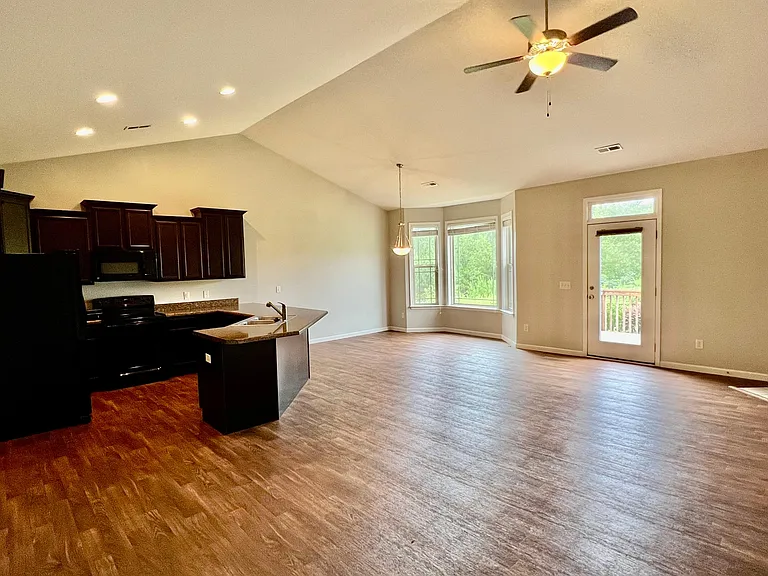 325 S Stonegate Dr — Photo 3