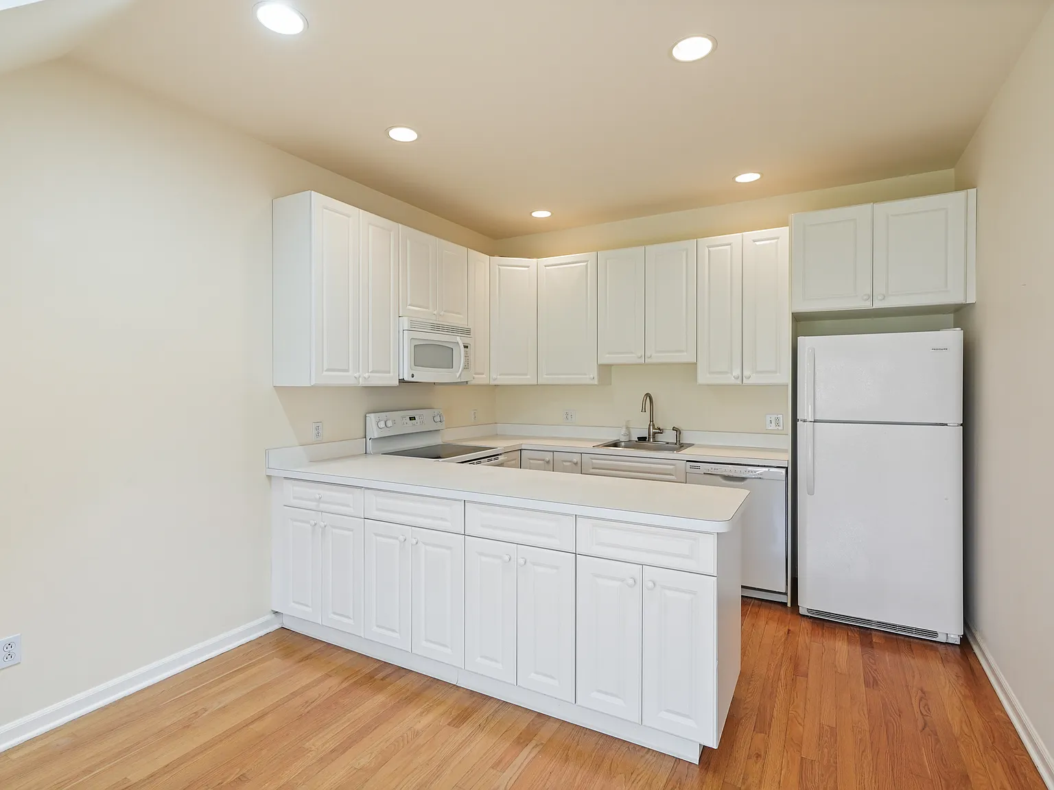 2 bed, 1419 sqft, $3,600 — Photo 3