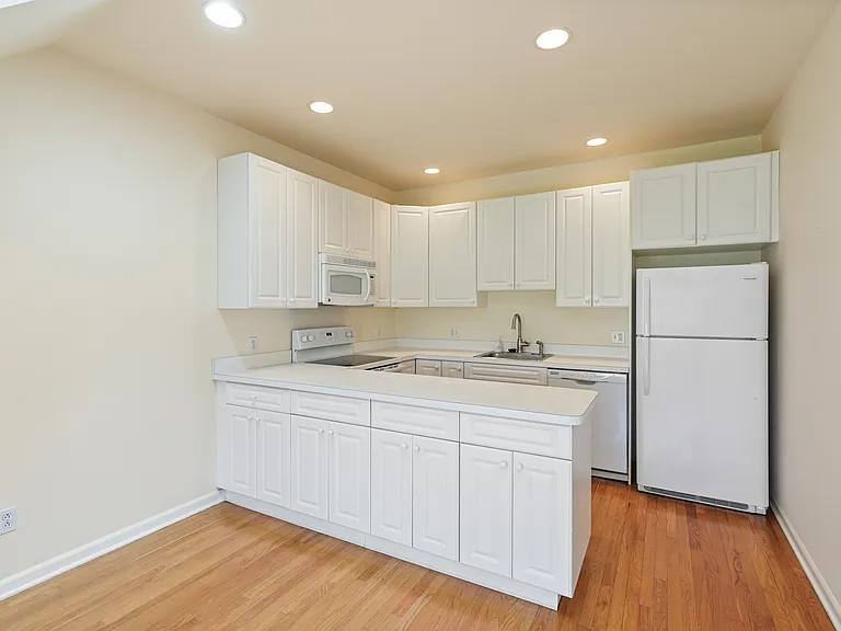 2435 Bedford St #21 — Photo 3