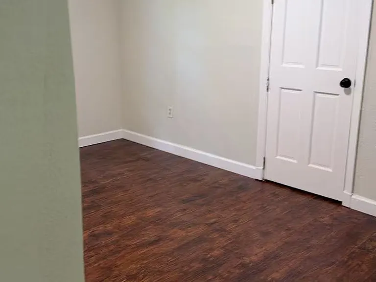 428 Mortimer Ave — Photo 2