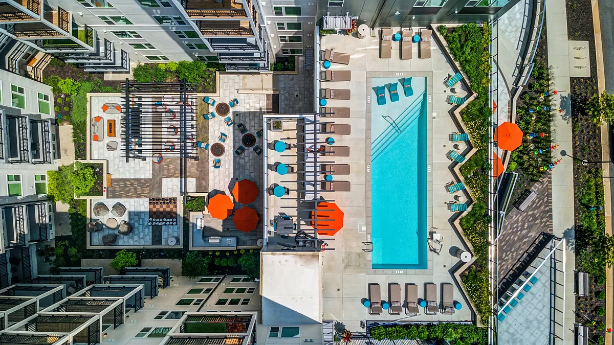 Resort Style Pool - The Point at Reston