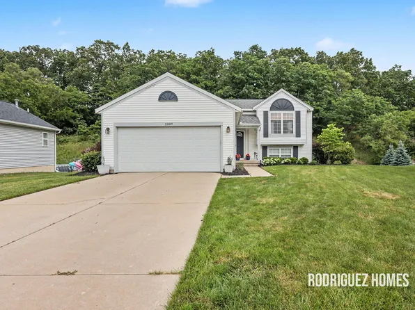 2007 Sandrel Dr NE, Grand Rapids, MI 49505