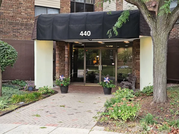 440 Raintree Ct Unit 2P, Glen Ellyn, IL 60137