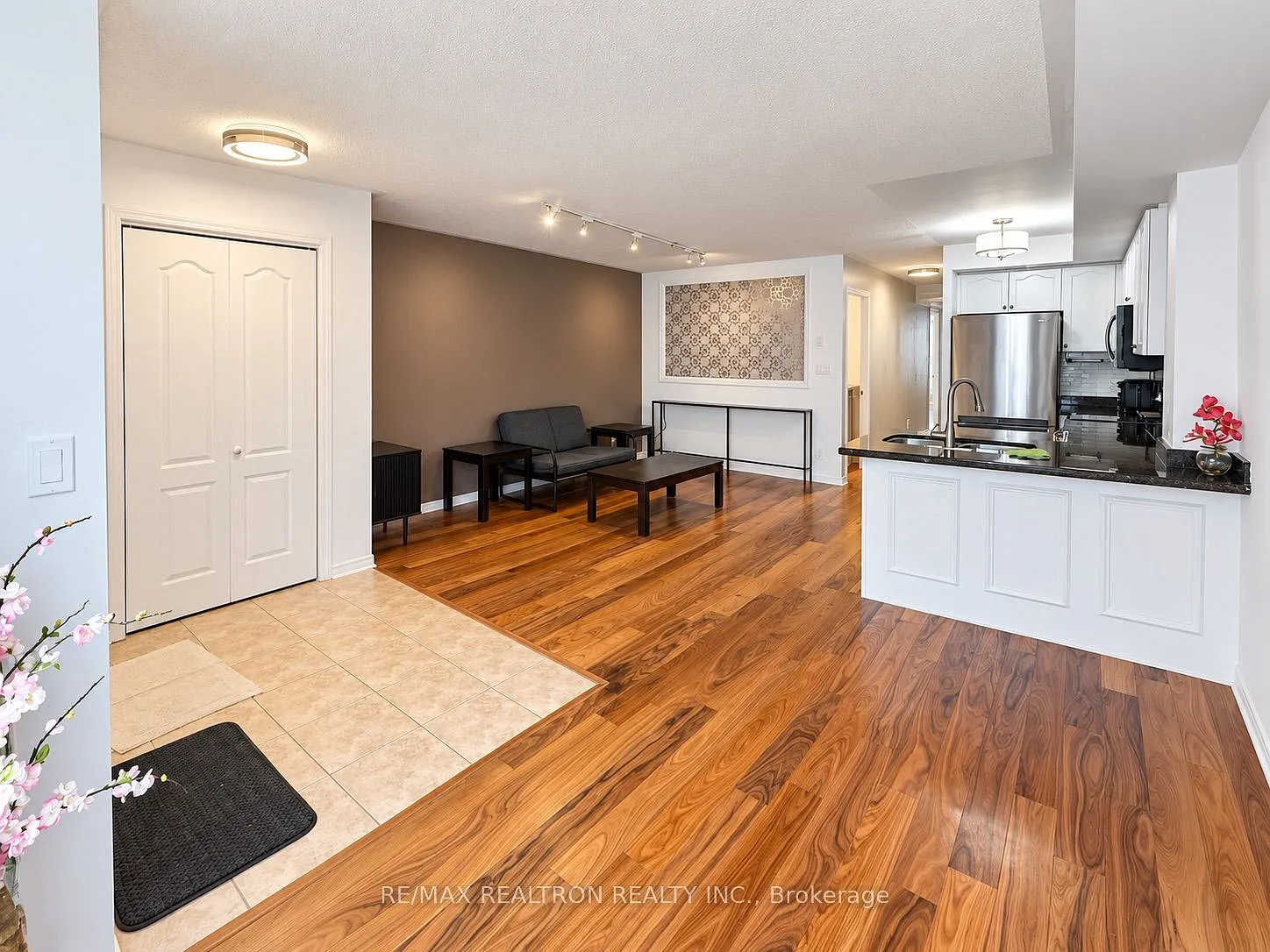 3 bed, $2,380 — Photo 4