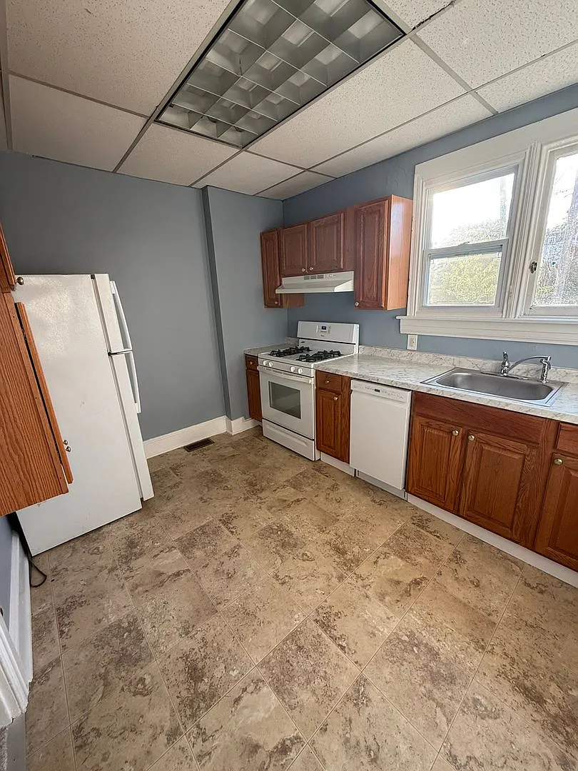 Recently Remodeled 1-Bedroom Apartment Available Immediately — Photo 3