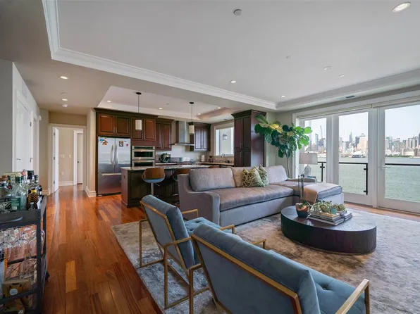 250 Henley Place image 1 of 6