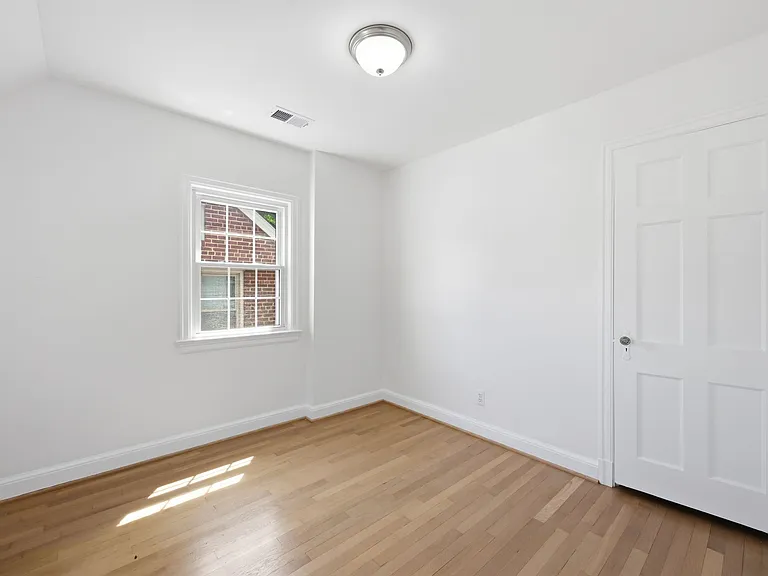 4453 S Dakota Ave NE — Photo 11