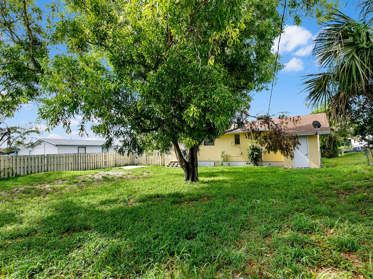 3 bed, 1.5 bath, 1056 sqft, $2,300 — Photo 3