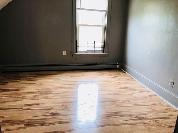 5th image of 418 Waterman Ave