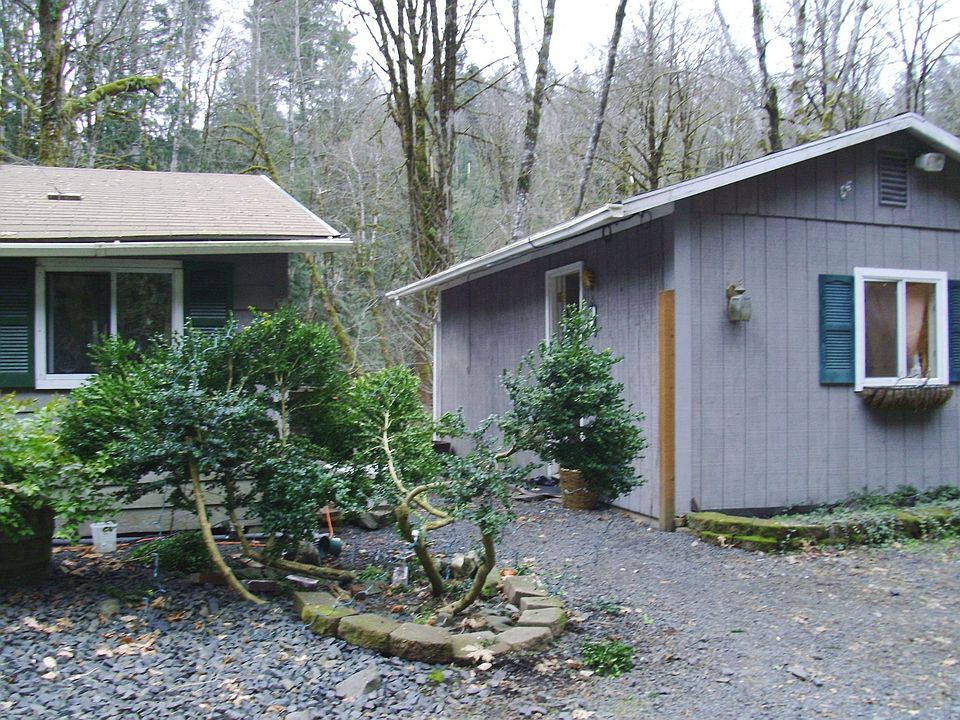 These two cabins sit above dairy creek on over an acre 