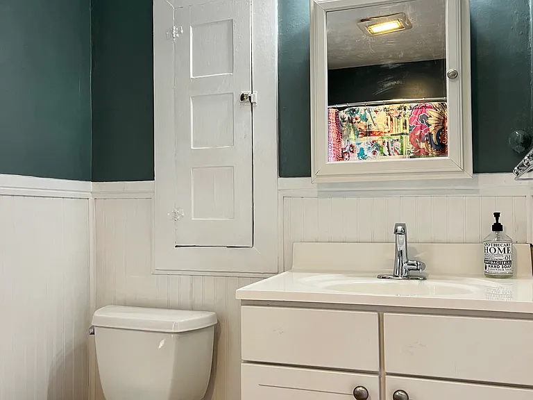Upstairs Full bathroom