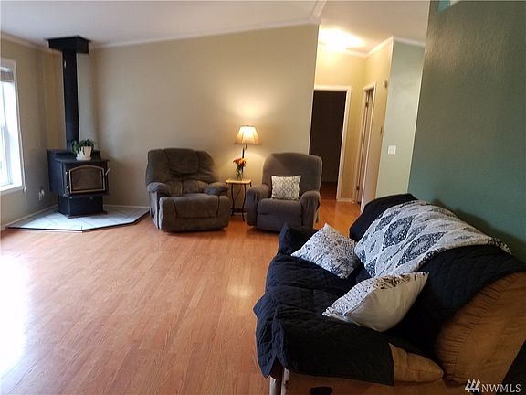5th image of 14222 215th Ave E