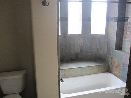 bathroom1tub