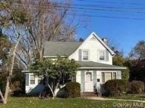 25 Howard St, Patchogue, NY 11772