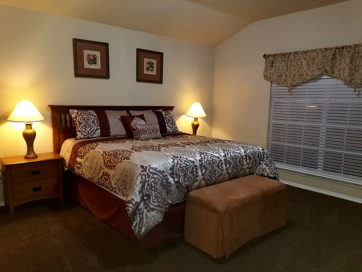 4 bed, 2.5 bath, 2200 sqft, $2,000 — Photo 2