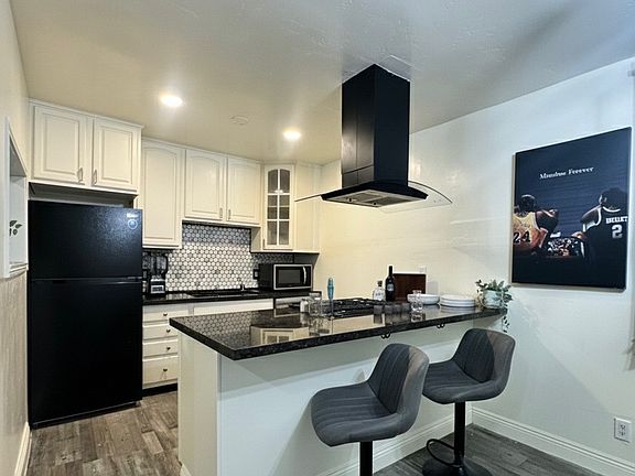 3rd image of 3562 Marlborough Ave Unit 11