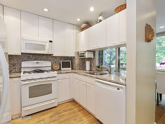 4th image of 2134 N Lincoln Ave #A