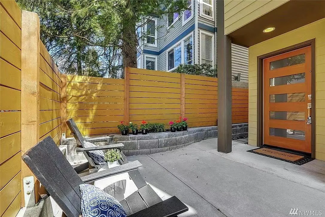 12024 15th Ave NE — Photo 3