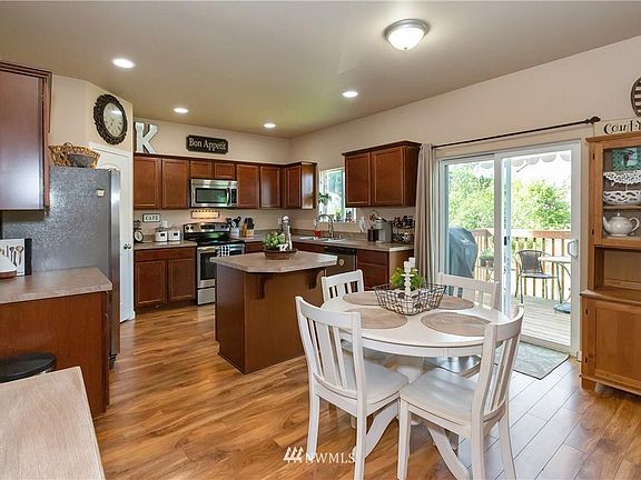 4th image of 823 Smalley Ln