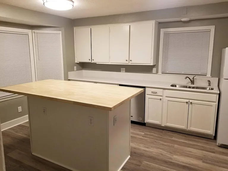703 E Stewart St — Photo 9
