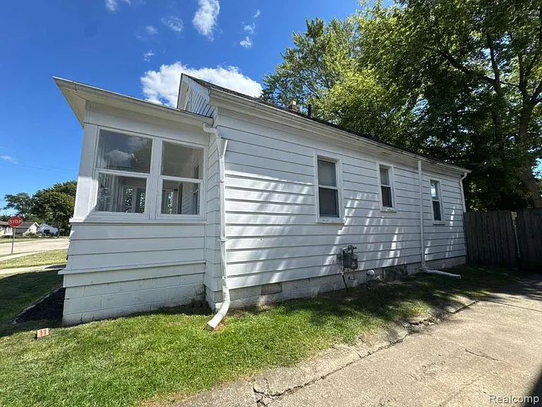 8734 Chalmers Ave — Photo 11