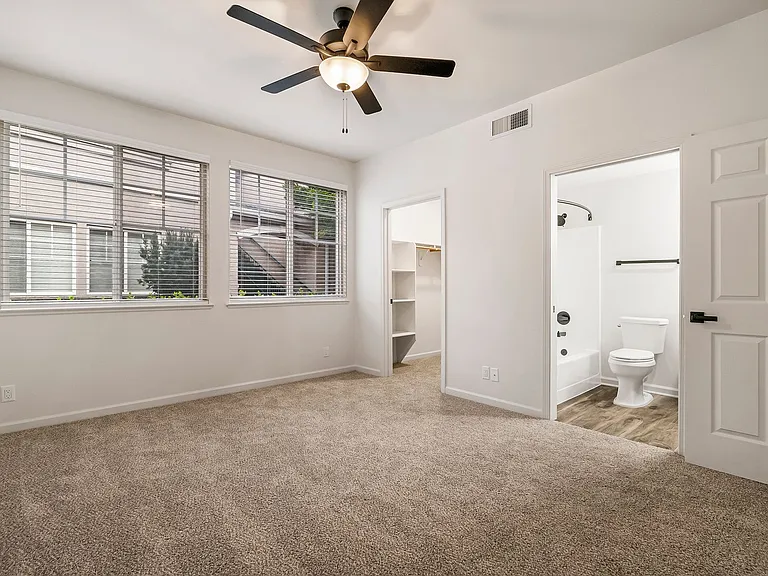 Sterling Oaks Luxury Apartments — Photo 82