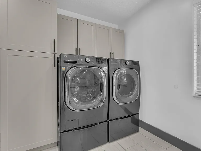 48 SW 13th St — Photo 7