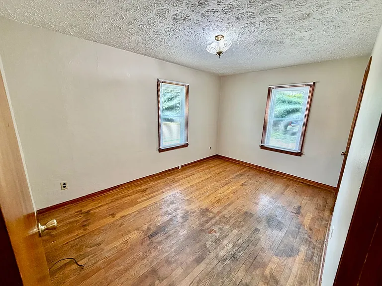 503 E Empire St — Photo 9