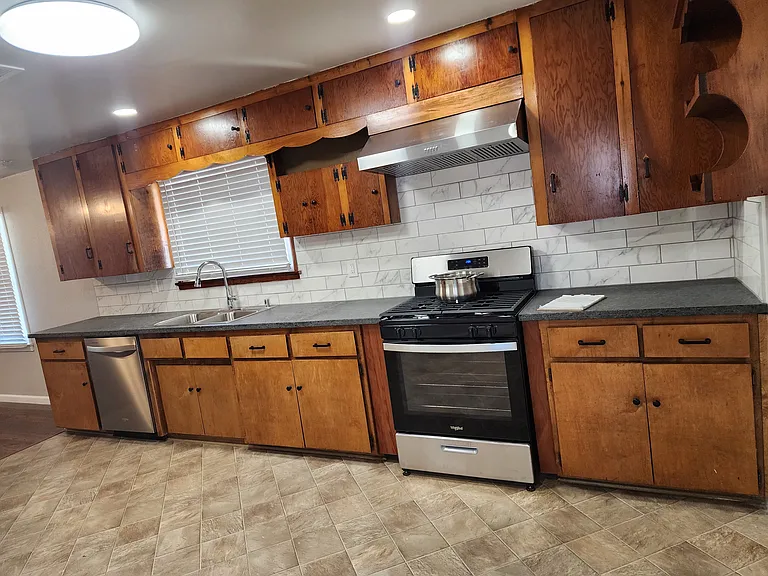 8921 Elder Ave — Photo 3